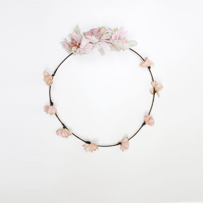 corona de flores en tonos rosas empollvados